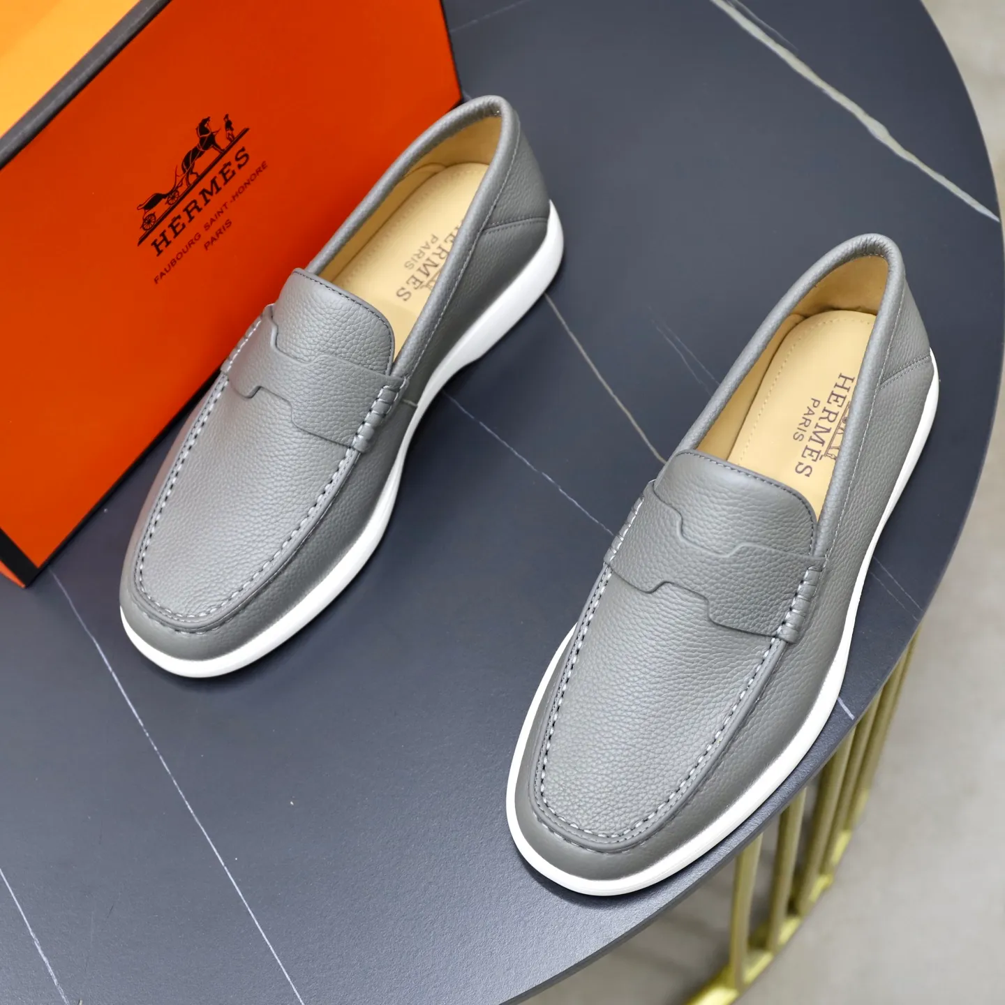 Ex-factory price: 560💰Hermès/Hermès slip-on men's shoes. This shoe is made of imported pebbled cowhide. It has simple and smooth lines and is combined with aerodynamically designed 3CM rubber foam ultra-light soles! Youthful and fashionable, classic H-shaped hardware buckle decoration, calf lining gently wraps the feet, with logo cowhide feet, casual and urban style, highlighting youthful vitality, sports and leisure version, super versatile, code number: 38-39-40-41-42-43-44 standard leather shoe size (45 can be customized but does not support returns)